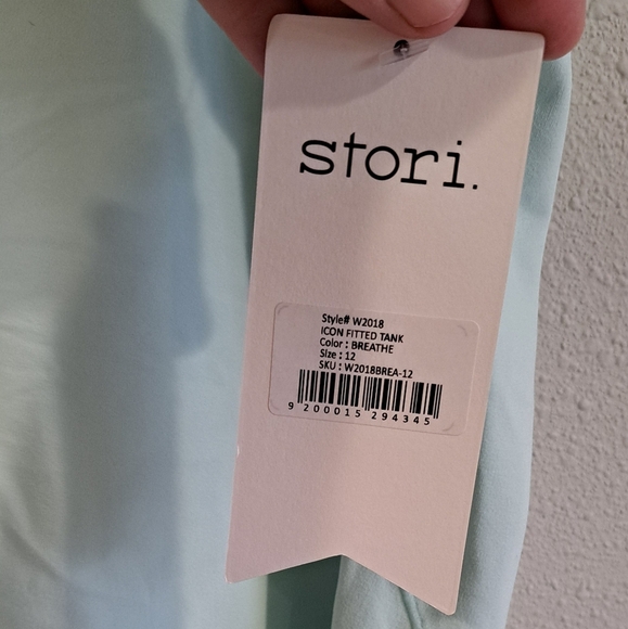 NWT- Women's Stori Fitted Exercise Tank Size 12 - Picture 2 of 4